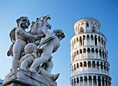Schiefer Turm von Pisa mit Statue