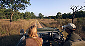 Tourist und Fahrer auf Jeep-Safari im Bandhavgarh National Park.