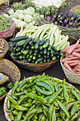 Gemüse in Körben auf einem Markt, hoher Blickwinkel