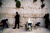 Orthodoxe Juden beten an der Klagemauer