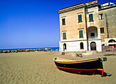 Boot am Strand, Palazzo Belmonte im Hintergrund