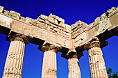 Griechischer Tempel, niedriger Blickwinkel