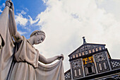 Basilica Di San Miniato Al Monte und Statue, tiefer Blickwinkel