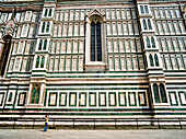 Frau fotografiert Duomo in Florenz