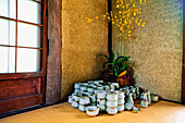 Keramische Töpfe und Vasen in der Ecke des Teehauses