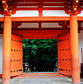 Rotes Eingangstor am Kasuga-Taisha-Schrein