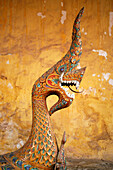 Bemalte Drachenstatue im Wat Si Saket.