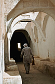 Mann in einer Gasse in der Altstadt von Ghadames