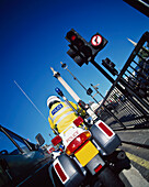 Motorrad-Polizist an der Ampel.