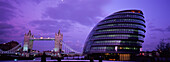 Der Hauptsitz der Gla (Greater London Authority) mit der Tower Bridge im Hintergrund, die Southbank.