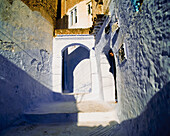 Türöffnung und junges Mädchen in der Gasse von Medina