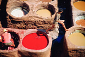 Mann in einem Bottich mit farbigem Farbstoff, Fes El-Bali