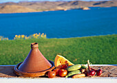 Traditionelle Tajine und kochfertiges Gemüse.