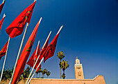 Marokkanische Flaggen vor der Koutoubia-Moschee