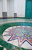 Mosaikbodenfliesen in einem Sterndesign im Museum von Marrakesch.