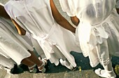 Mädchen in Weiß gekleidet für Semana Santa gekleidet