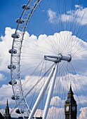 Blick durch das London Eye Millennium Wheel in Richtung Big Ben