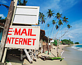 E-Mail- und Internet-Zeichen am Strand von Unawatuna