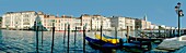 Panoramablick auf das bunte venezianische Hafenviertel
