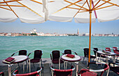 Café entlang der Uferpromenade in Venedig