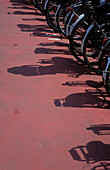Schatten von geparkten Fahrrädern, Nahaufnahme