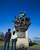 Junges Paar blickt auf eine Statue zum Gedenken an die Matrosen auf der Halbinsel Bygdoy.