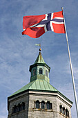 Die norwegische Flagge weht neben dem Valberg-Turm