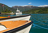 Boote vor Anker auf dem Fjord, tiefer Blickwinkel