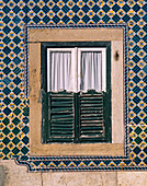 Fenster und bemalte keramische Kacheln, Nahaufnahme