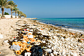 Verschmutzter Strand im Resort.