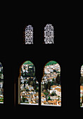 Fenster der Palast-Nazarenen mit Blick auf Granada