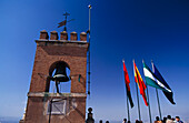 Touristen und Flaggen auf der Spitze der Alcazaba, der Festung der Alhambra