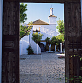 Blick durch eine Tür in den Innenhof der Hacienda Benazuza.