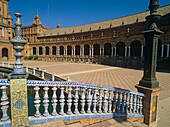 Geländer und Innenhof der Plaza De Espana