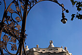 Casa Mila und verschnörkelter Laternenpfahl, niedriger Blickwinkel