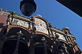 Palau De La Musica Catana und Straßenlaterne, tiefer Blickwinkel