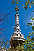 Turm und Baum im Parc Guell