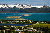 Aussicht auf die Stadt Homer, die Nehrung von Homer, die Kachemak Bay und die Kenai-Berge im Sommer im südlichen Teil Alaskas