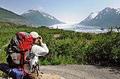 Wanderin hält für ein Foto entlang des Pfades zum Spencer Glacier an, Southcentral Alaska