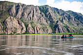 Eine Familie schwimmt auf dem Yukon River im Yukon-Charley Rivers National Preserve im Inneren Alaskas, Sommer