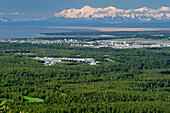 Sommer Luftaufnahme von Joint Base Elmendorf-Richardson mit Alaska Range Hintergrund, Anchorage, Southcentral Alaska, Sommer
