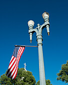Amerikanische Flagge und Kirche, Downtown District of Aspen; Aspen, Colorado, Vereinigte Staaten Von Amerika