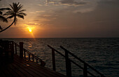 Palme und Terrasse bei Sonnenuntergang; Paradiesinsel, Ranveli, Süd-Ari-Atoll, Malediven
