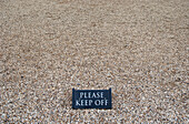 Schild "Keep off" über Kieselsteinen bei Schloss Blenheim; Woodstock, Oxfordshire, England