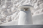 Weiß-auf-weißer kykladischer Schornstein auf der Insel Santorin; Imerovigli Kykladen Griechenland