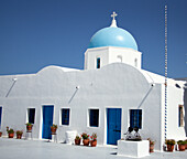 Kykladenkirche in traditionellem santorinischen Blau-Weiß; Imerovigli Kykladen Griechenland