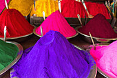 Kegelförmige Haufen von Kumkum (farbiges Pulver, das für Bindi-Punkte und Pujas verwendet wird) auf dem Devaraja-Markt; Mysore Karnataka Indien
