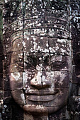 Eine Gesichtsskulptur an einer Steinwand in Angkor Wat; Kambodscha