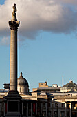 Blick von Whitehall auf die Nelsons-Säule und die Nationalgalerie am Trafalgar Square; London England