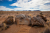 Große Felsen in der Wüste; Klein-aus vista namibia
